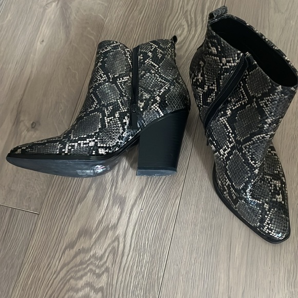 8W Faux snakeskin boots with chunky heel - Picture 1 of 5